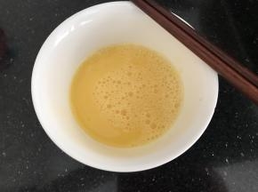 鸡蛋打散备用