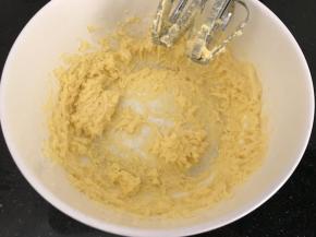 打发至黄油蓬松微白