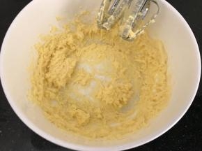 打发至黄油蓬松微白