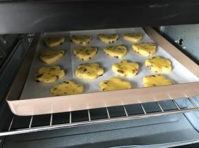 送入烤箱中层175度上下火15分钟即可