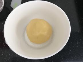 手揉成面团，静置15分钟