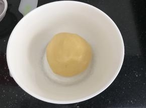 手揉成面团，静置15分钟