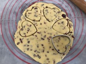 然后擀成薄片，用模具压出形状