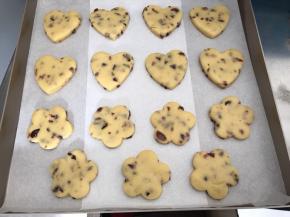 借助饼铲移至烤盘上