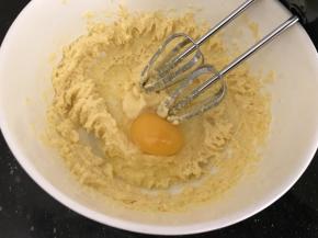 加入蛋黄，一个加入打发均匀再加下一个，直到加完3个，剩下一个留着最后涮面用（我这里不够鸡蛋了，所以用了差不多2个全蛋）