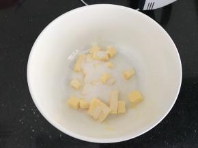 黄油室温软化后，加入细砂糖，盐
