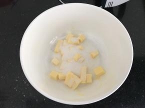 黄油室温软化后，加入细砂糖，盐