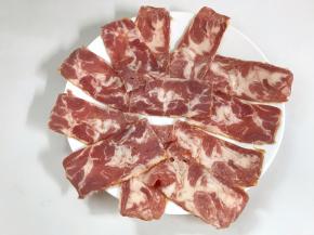 先把6片培根一切为二。