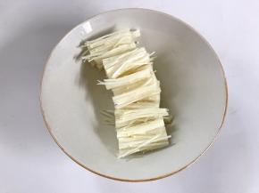 金针菇去掉根部洗净后切成和培根等宽的长短。