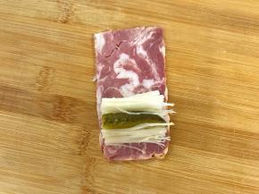 取一培根片放上金针菇中间加上酸黄瓜条。