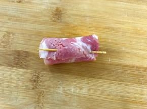 卷起后用牙签固定。