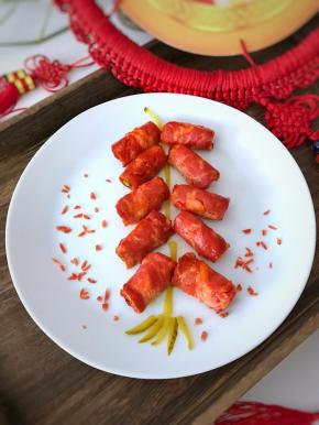 再用酸黄瓜条装饰一下即可。