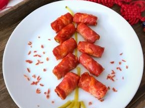 再用酸黄瓜条装饰一下即可。