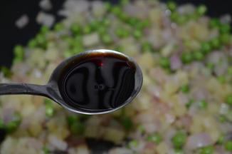 加入青豆，加入酱油，翻炒均匀