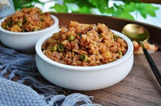 煮饭程序结束，香喷喷、超美味的肉末双豆焖饭就完成了！赶紧吃起来！