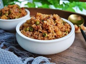 煮饭程序结束，香喷喷、超美味的肉末双豆焖饭就完成了！赶紧吃起来！