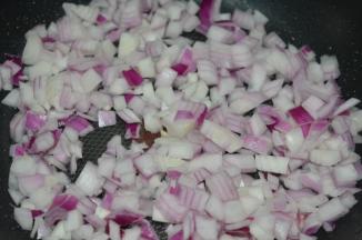 还是中火，加入洋葱碎