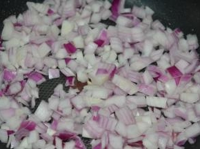 还是中火，加入洋葱碎