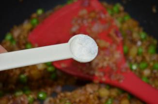 加入盐，翻炒均匀