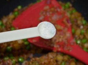 加入盐，翻炒均匀