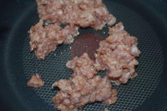 中火热锅，放入肉末