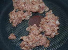 中火热锅，放入肉末