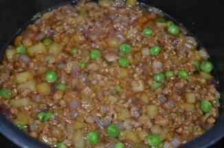 加入和材料持平的水，开启电饭锅煮饭程序