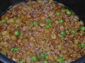 加入和材料持平的水，开启电饭锅煮饭程序