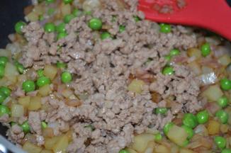 加入肉末，翻炒均匀