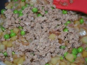 加入肉末，翻炒均匀