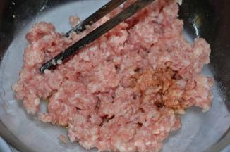 肉末加入酱油和油、料酒