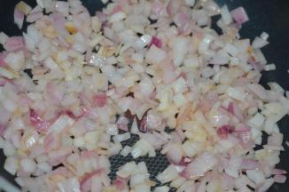 翻炒至脱水，颜色变金黄