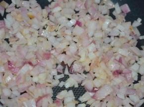 翻炒至脱水，颜色变金黄