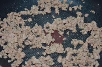 快速炒散，炒至半熟，盛起备用，锅不洗，接着用。