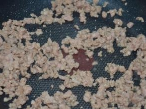 快速炒散，炒至半熟，盛起备用，锅不洗，接着用。