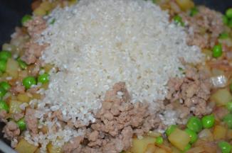 加入米，翻炒均匀