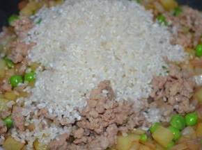 加入米，翻炒均匀