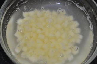 土豆切粒，用水泡一下