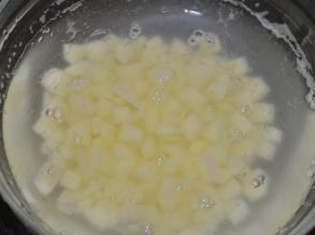 土豆切粒，用水泡一下