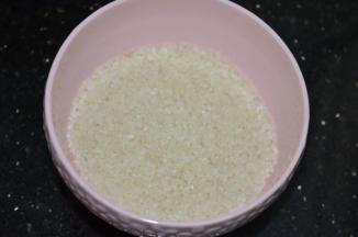 米淘洗干净，沥干水