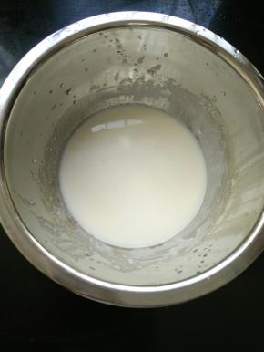 牛奶和玉米油混合，搅打至乳化。