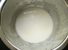 牛奶和玉米油混合，搅打至乳化。