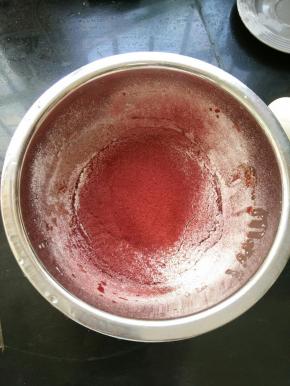 筛入低筋面粉和红曲粉。