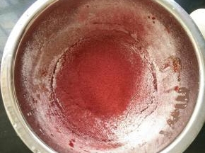 筛入低筋面粉和红曲粉。