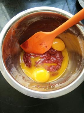 翻拌均匀后加入蛋黄。