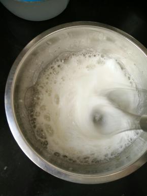 蛋清加入几滴醋，打到粗泡时加入三分之一白糖。(白糖要分三次加入)