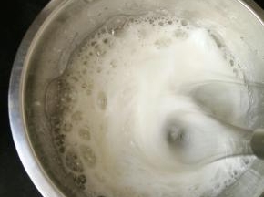 蛋清加入几滴醋，打到粗泡时加入三分之一白糖。(白糖要分三次加入)