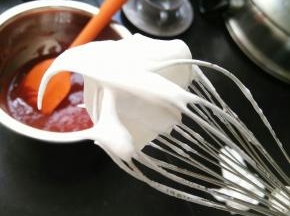 再打到泡沫细腻时加入第二次，继续打到有纹路加入剩下的白糖。一直打到湿性泡发，提起打蛋器有大弯钩。