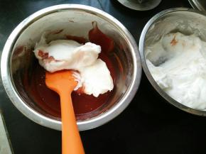 取三分之一蛋白糊放到蛋黄糊里，翻拌均匀。烤箱预热160度。