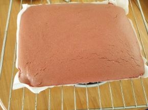 放到预热好的烤箱，上管160度下管140度，烤25分钟。出炉撕去油纸，凉凉。